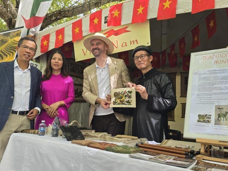El embajador de Hanói en Canberra, Pham Hung Tam, y su esposa se toman una foto con el gobernador del Territorio de la Capital Australiana, Andrew Barr, y los artesanos vietnamitas. (Foto: Embajada de Vietnam en Australia) El embajador de Hanói en Canberra, Pham Hung Tam, y su esposa se toman una foto con el gobernador del Territorio de la Capital Australiana, Andrew Barr, y los artesanos vietnamitas. (Foto: Embajada de Vietnam en Australia)