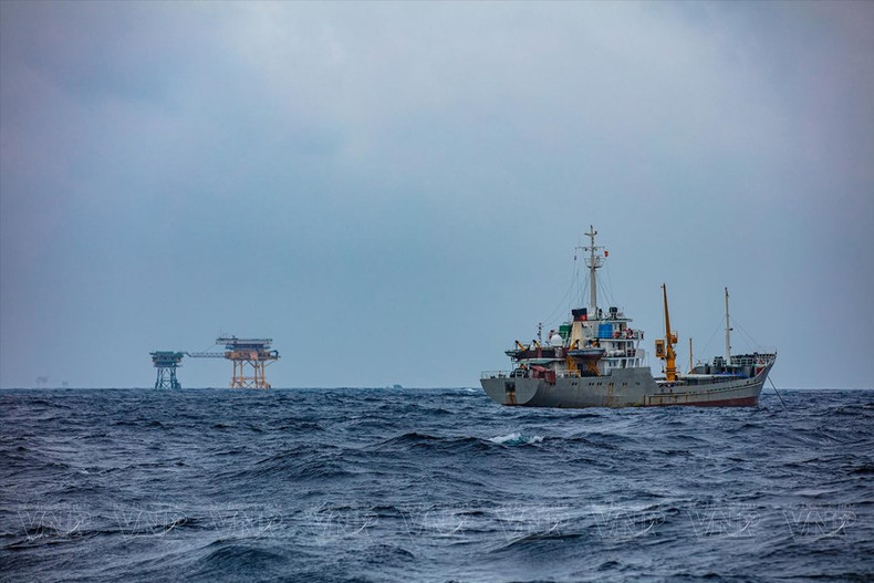 Los barcos vietnamitas en los márgenes de la plataforma DK1 parecen cinturones de acero en el mar, para proteger la soberanía nacional.