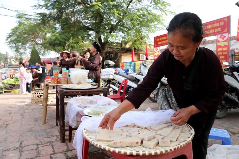 En el mercado se venden más platos de lo habitual.