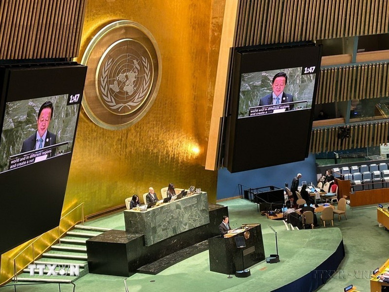 El viceprimer ministro Tran Hong Ha interviene en la sesión plenaria de la Cumbre de las Naciones Unidas sobre Recursos Hídricos de 2023, celebrada por primera vez tras 46 años en Nueva York, el 22 de marzo de 2023.