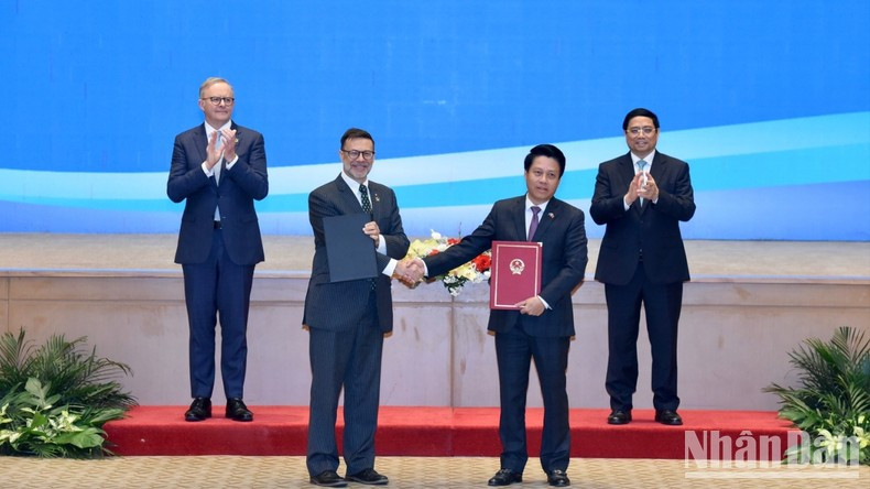 La rúbrica del Memorando de Entendimiento entre el Banco Estatal de Vietnam y el Centro Australiano de Informes y Análisis de Transacciones (AUSTRAC) sobre cooperación en el intercambio de inteligencia financiera relacionada con el lavado de dinero y el financiamiento del terrorismo. La rúbrica del Memorando de Entendimiento entre el Banco Estatal de Vietnam y el Centro Australiano de Informes y Análisis de Transacciones (AUSTRAC) sobre cooperación en el intercambio de inteligencia financiera relacionada con el lavado de dinero y el financiamiento del terrorismo.