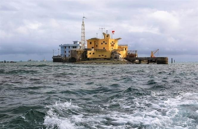 A pesar de la inclemencia del sol, los vientos y las tormentas, las islas del archipiélago de Truong Sa exhiben una belleza indómita frente al mar. En la foto: La belleza de la isla Da Lon B frente a las olas cubiertas de espuma blanca.