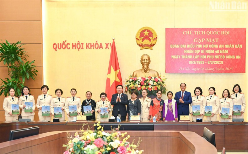 Dinh Hue entrega regalos de recuerdo a las delegadas. Dinh Hue entrega regalos de recuerdo a las delegadas.