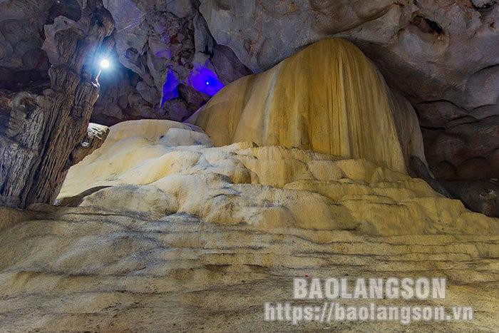 Los primeros tres niveles que bajan desde la entrada de la cueva, con aire fresco y húmedo, tienen un área bastante grande y muchas hermosas estalactitas.