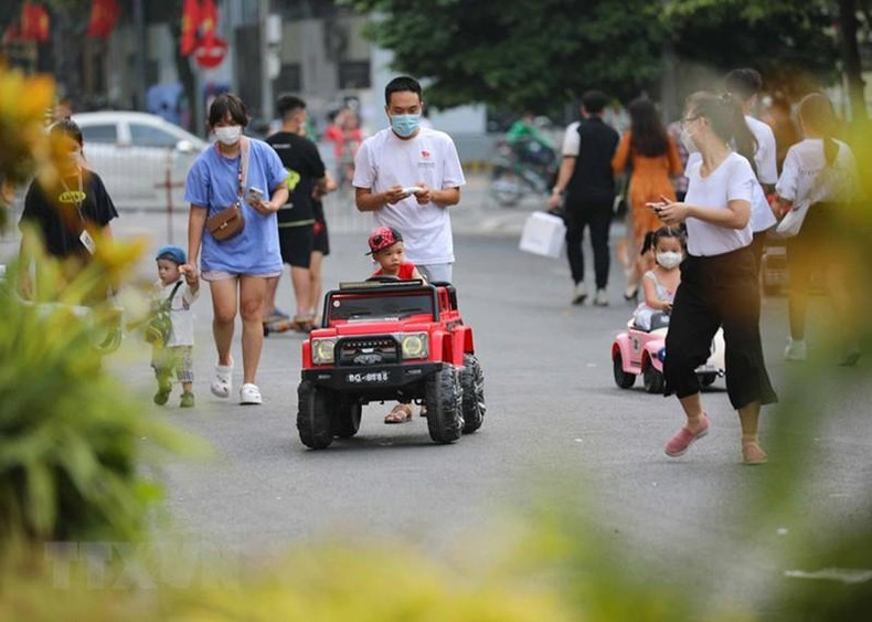 Los niños juegan con sus padres en el espacio peatonal. Los niños juegan con sus padres en el espacio peatonal.