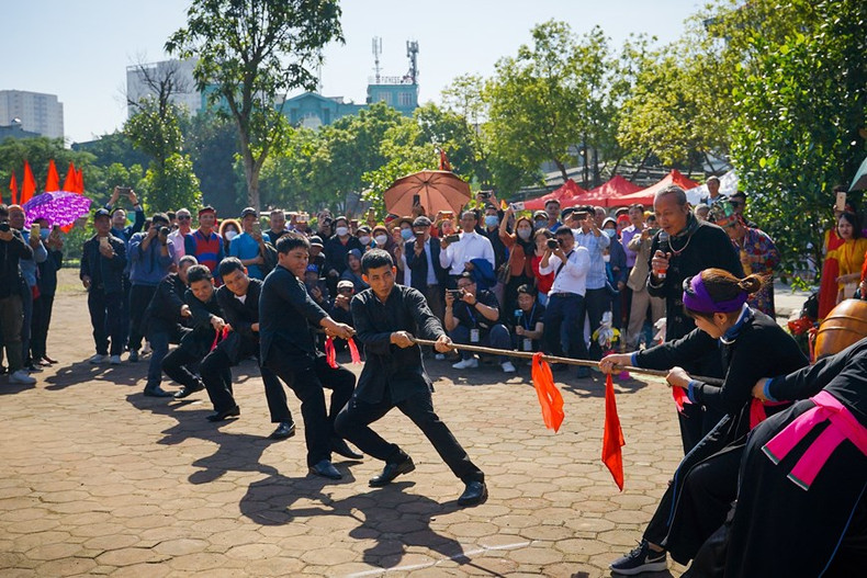 El ritual y juego de cuerda en el Festival del Templo Tran Vu, en el barrio de Thach Ban, distrito de Long Bien (Hanói), fue incluido por la Unesco en la Lista Representativa del Patrimonio Cultural Inmaterial de la Humanidad. El ritual y juego de cuerda en el Festival del Templo Tran Vu, en el barrio de Thach Ban, distrito de Long Bien (Hanói), fue incluido por la Unesco en la Lista Representativa del Patrimonio Cultural Inmaterial de la Humanidad.