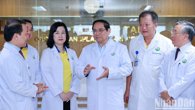 Antes, el jefe de Gobierno conversa con funcionarios del Ministerio de Salud Pública y médicos del Centro de Trasplantes de Órganos del Hospital Vietnam-Alemania.