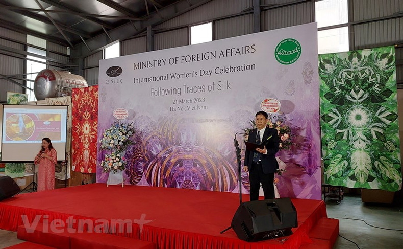 Le Hong Van, director de VIETSERI, hizo una presentación sobre las actividades del Centro y la historia del cultivo de gusanos de seda. Dijo que el cultivo de moreras sirve de sustento a más de 100 mil agricultores vietnamitas. La seda se considera la reina de la industria de la confección por sus características brillantes, suaves y respetuosas con el medio ambiente y la salud humana. Le Hong Van, director de VIETSERI, hizo una presentación sobre las actividades del Centro y la historia del cultivo de gusanos de seda. Dijo que el cultivo de moreras sirve de sustento a más de 100 mil agricultores vietnamitas. La seda se considera la reina de la industria de la confección por sus características brillantes, suaves y respetuosas con el medio ambiente y la salud humana.