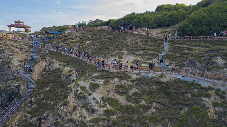 Los turistas nacionales y extranjeros vienen a admirar el hermoso paisaje de Eo Gio.