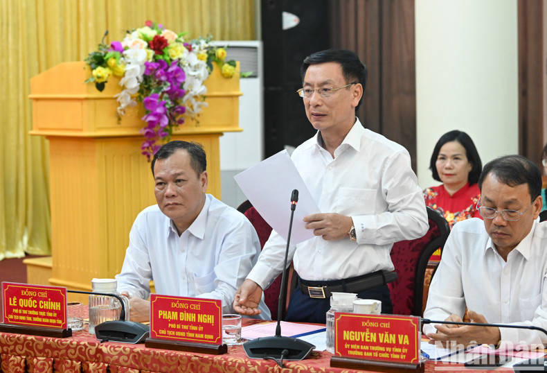 El presidente del Comité Popular de Nam Dinh, Pham Dinh Nghi, interviene en la cita. El presidente del Comité Popular de Nam Dinh, Pham Dinh Nghi, interviene en la cita.
