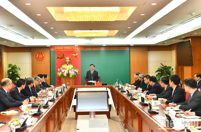 El jefe de la Comisión de Control Disciplinario, Tran Cam Tu, preside la reunión.