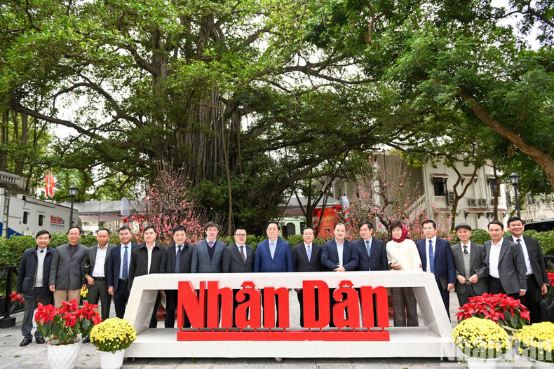 Los delegados en la sede del periódico Nhan Dan. Los delegados en la sede del periódico Nhan Dan.