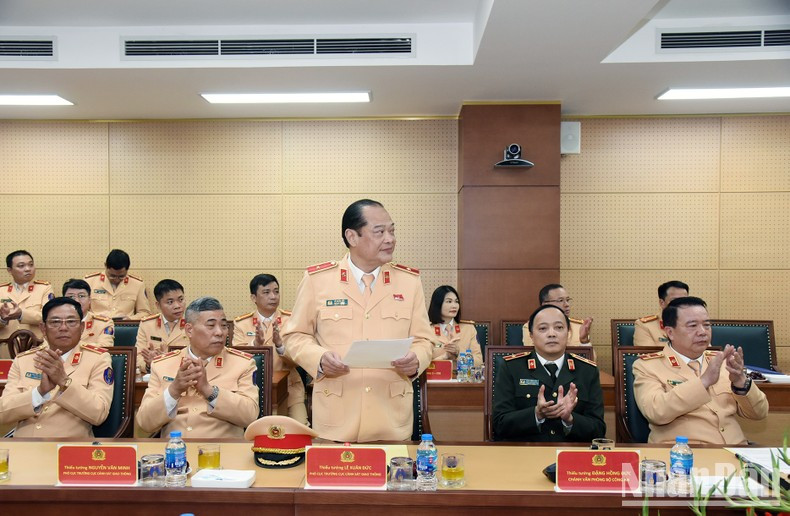 El mayor general Le Xuan Duc, subdirector del Departamento de Policía de Tránsito, habla en el evento. El mayor general Le Xuan Duc, subdirector del Departamento de Policía de Tránsito, habla en el evento.