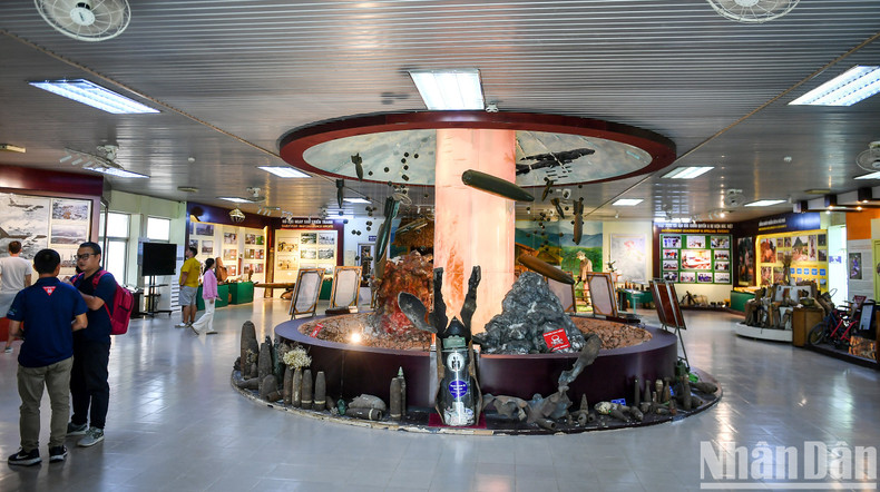 El Centro fue creado en agosto de 2011 con la misión de crear un espacio para recolectar, preservar y presentar todo tipo de bombas y minas, así como ofrecer información relacionada con las consecuencias de la guerra.