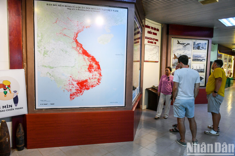 Numerosos visitantes extranjeros y veteranos estadounidenses que participaron en la guerra en Quang Tri y Vietnam han venido al Centro para ayudar a superar las secuelas de la guerra.