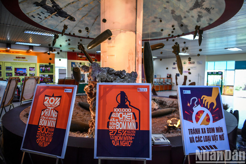 El centro, que ocupa una superficie de 600 metros cuadrados en el distrito de Dong Le de la ciudad de Dong Ha, cuenta con áreas de exposición temáticas, como la guerra y sus secuelas; la desactivación de bombas y minas inmediatamente después de la guerra; la neutralización de bombas y minas y la educación; la superación del destino; y el apoyo a las víctimas.