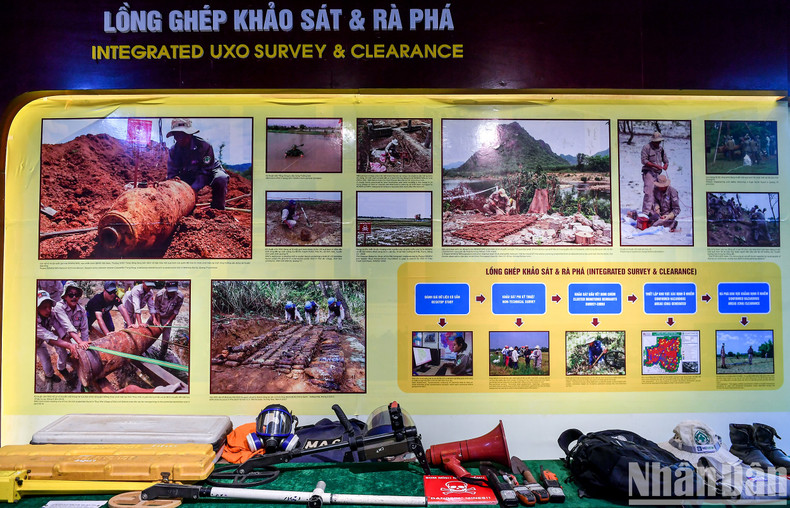 El área de exposición de herramientas modernas y especializadas para la remoción de bombas, minas y explosivos. La participación de organizaciones internacionales ha ayudado a acelerar el proceso de "limpieza" de minas terrestres en Quang Tri.