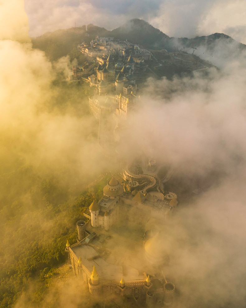 Ubicada a casi mil 500 metros sobre el nivel del mar, la cima de la montaña Ba Na deviene un lugar ideal para los que quieren "cazar" momentos impresionantes en medio de un mar de nubes. Ubicada a casi mil 500 metros sobre el nivel del mar, la cima de la montaña Ba Na deviene un lugar ideal para los que quieren "cazar" momentos impresionantes en medio de un mar de nubes.
