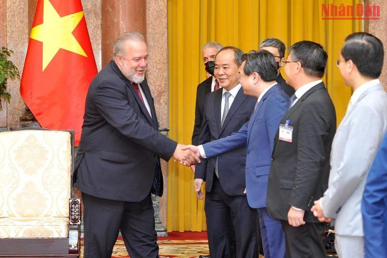 El primer ministro de Cuba, Manuel Marrezo Cruz y los delegados vietnamitas.