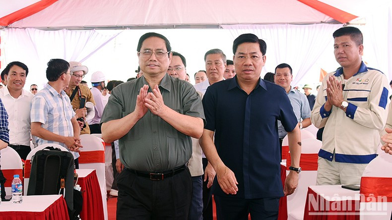 Minh Chinh en la ceremonia de inauguración de la segunda fase del puente Nhu Nguyet sobre el río Cau, que conecta las dos provincias de Bac Ninh y Bac Giang. Minh Chinh en la ceremonia de inauguración de la segunda fase del puente Nhu Nguyet sobre el río Cau, que conecta las dos provincias de Bac Ninh y Bac Giang.