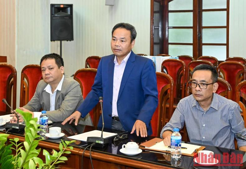 Nhu Hoan habla en la reunión.