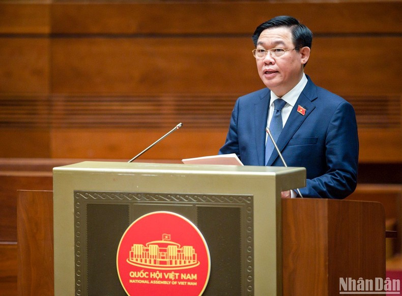 El presidente legislativo, Vuong Dinh Hue, interviene en el evento.