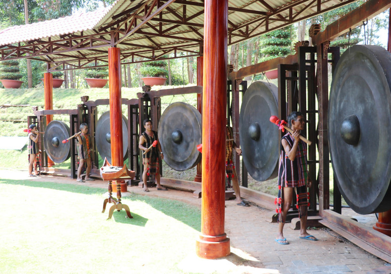 Artesanos del pueblo Stieng interpretando melodías con gongs en el Área de Conservación Cultural Étnica Stieng en Bom Bo.