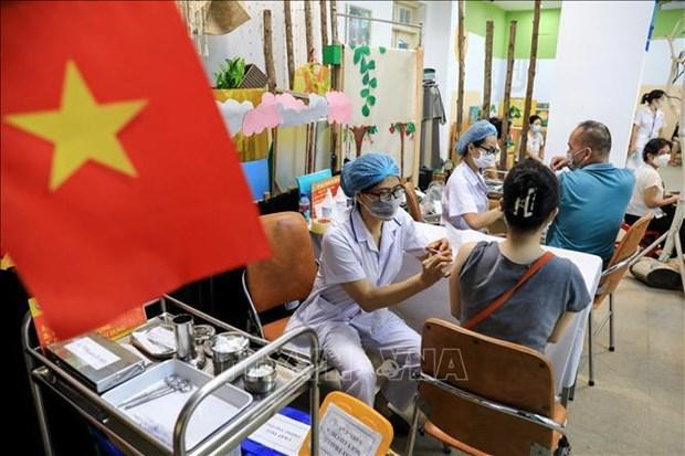 Durante los cuatro brotes pandémicos de Covid-19, el Partido y el Estado vietnamitas se han esforzado para garantizar los derechos humanos en ámbitos de atención de salud, vacunación gratis, suministro de paquetes asistenciales al bienestar social, entre otros. (Foto: VNA)