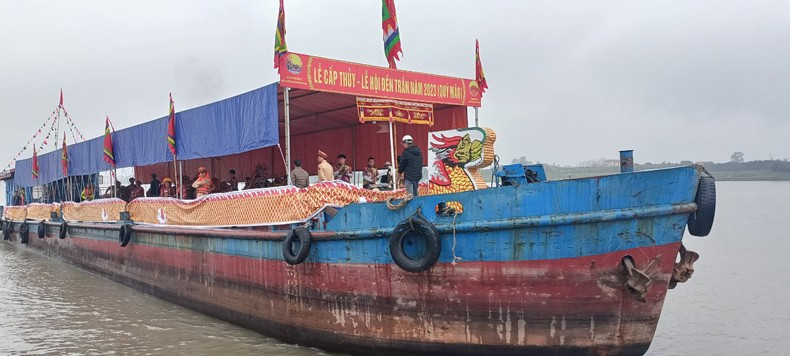 Tres barcos parten hacia la confluencia de los ríos Rojo y Luoc, que discurren por las provincias de Thai Binh, Ha Nam y Hung Yen, para recolectar agua.