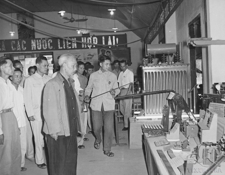 El Presidente Ho Chi Minh visita la exposición de logros en mejoras técnicas de los trabajadores de la capital (23 de mayo de 1959).