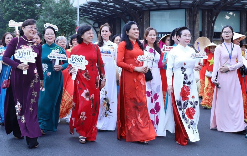 Diputadas y mujeres, vestidas de Ao Dai (túnica tradicional vietnamita), pasean por las calles de Ciudad Ho Chi Minh.