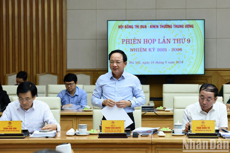 El jefe de la Dirección General de Política del Ejército Popular de Vietnam, Trinh Van Quyet, en la reunión.