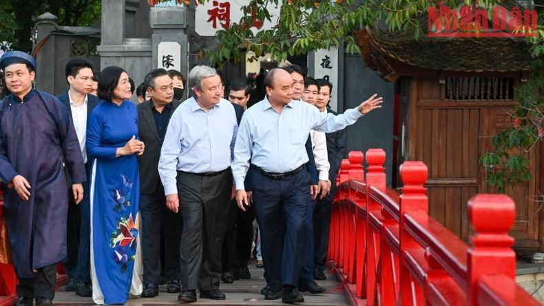 Xuan Phuc enseña a Guterres los sitios históricos en el área del lago Hoan Kiem.