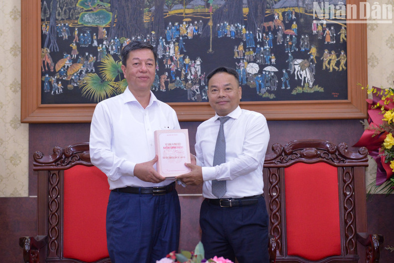 Trong Lam entrega un libro publicado por la Editorial a Dinh Nhu Hoan, redactor jefe adjunto de Nhan Dan. Trong Lam entrega un libro publicado por la Editorial a Dinh Nhu Hoan, redactor jefe adjunto de Nhan Dan.
