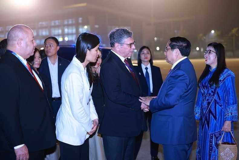La ceremonia de despedida del primer ministro Pham Minh Chinh y su esposa en el aeropuerto internacional de Noi Bai, Hanói.