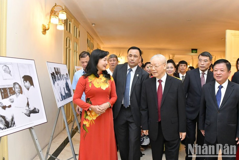Phu Trong y otros delegados visitan un espacio de exposición de fotos en la cita.
