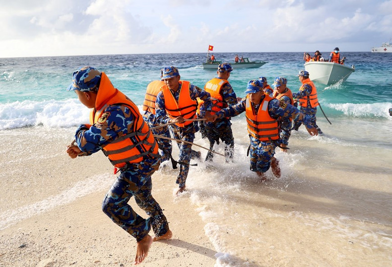 Los oficiales y soldados de la isla An Bang conducen los barcos a la costa.