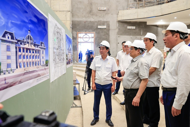 El primer ministro Pham Minh Chinh inspecciona el progreso del proyecto de construcción de la Casa de Cultura y Arte de Phu Tho. (Foto: VGP)