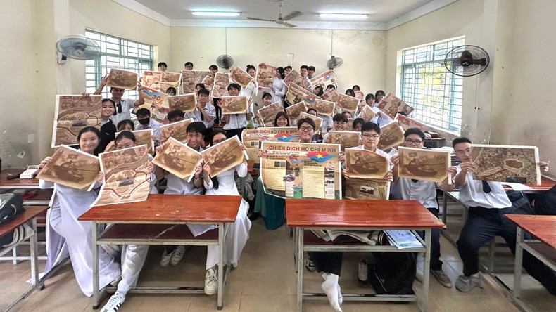 Los estudiantes con la publicación informativa especial de Nhan Dan. Los estudiantes con la publicación informativa especial de Nhan Dan.