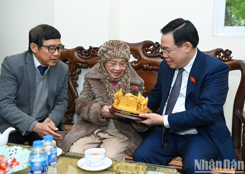Dinh Hue, entrega un regalo a la esposa del ex presidente de la Asamblea Nacional, Le Quang Dao. Dinh Hue, entrega un regalo a la esposa del ex presidente de la Asamblea Nacional, Le Quang Dao.