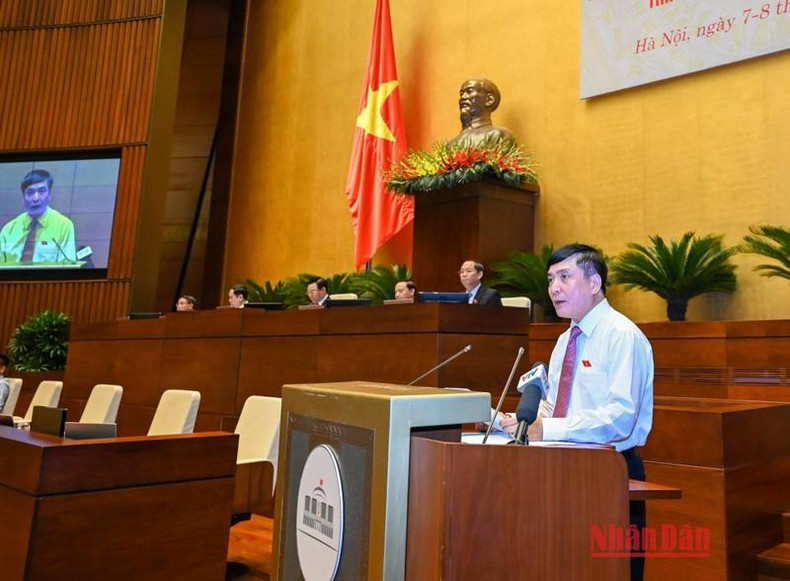 El secretario general y jefe de la Oficina Parlamentaria, Bui Van Cuong, pronuncia el discurso de apertura. El secretario general y jefe de la Oficina Parlamentaria, Bui Van Cuong, pronuncia el discurso de apertura.