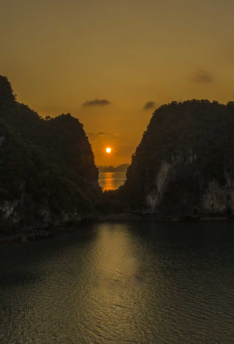Los visitantes pueden contemplar la puesta de sol en la bahía de Bai Tu Long con emociones indelebles.