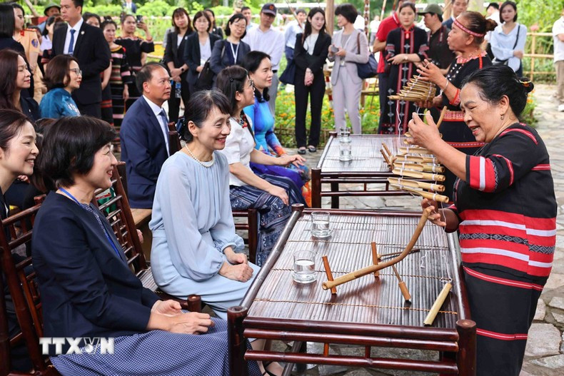 La artesana Y Sinh presenta los rasgos culturales del pueblo étnico Xo Dang. La artesana Y Sinh presenta los rasgos culturales del pueblo étnico Xo Dang.