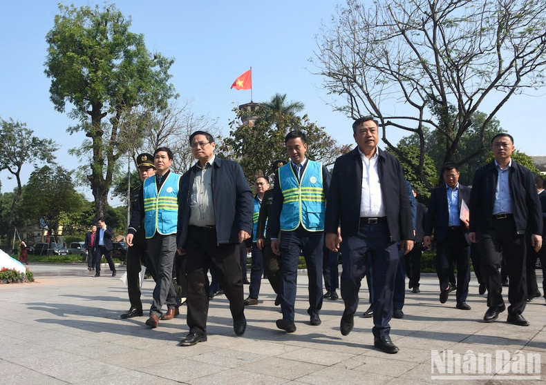 El premier visita obreros en la compañía de Medio Ambiente Urbano de Hanói de servicio en el Parque Lenin.