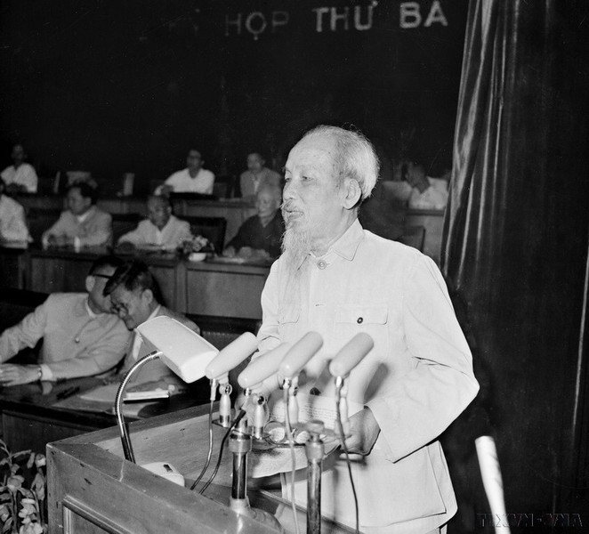 En el tercer período de sesiones de la Asamblea Nacional de Vietnam de la III legislatura, que se inaugura el 16 de abril de 1965, el Presidente Ho Chi Minh llama a los compatriotas y soldados de todo el país a decidirse a derrotar a los invasores estadounidenses. En el tercer período de sesiones de la Asamblea Nacional de Vietnam de la III legislatura, que se inaugura el 16 de abril de 1965, el Presidente Ho Chi Minh llama a los compatriotas y soldados de todo el país a decidirse a derrotar a los invasores estadounidenses.