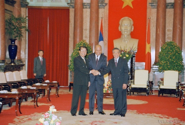 El secretario general del Partido Comunista de Vietnam, Le Kha Phieu, y el presidente de la República, Tran Duc Luong, dan la bienvenida a Khamtay Siphandone, presidente del Partido Popular Revolucionario y presidente de Laos, en el Palacio Presidencial de Hanói, el 4 de enero de 1999.