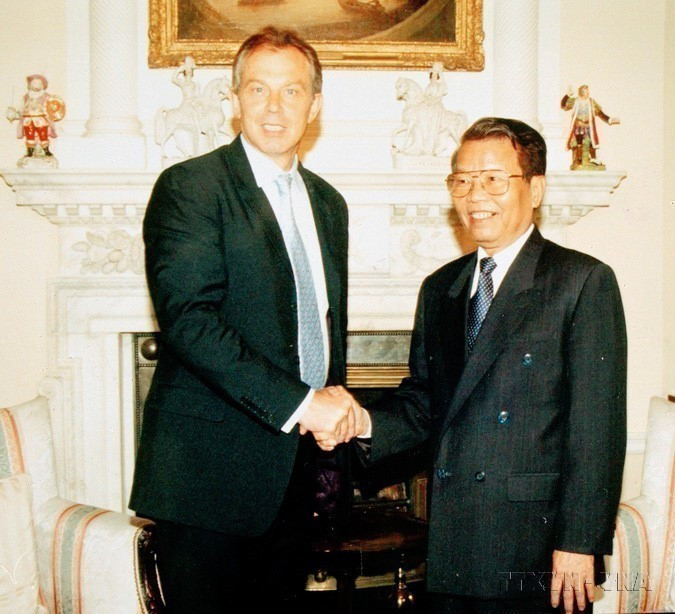 El primer ministro británico, Tony Blair, recibe al presidente de Vietnam, Tran Duc Luong, durante la visita oficial del segundo al Reino Unido, mayo de 2004.