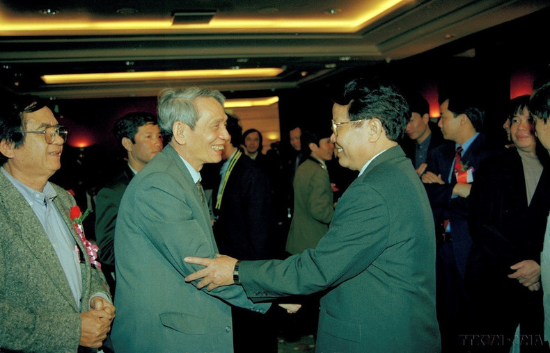 El presidente Tran Duc Luong se reúne con el veterano periodista Do Phuong, exdirector general de la Agencia Vietnamita de Noticias, durante una visita de trabajo a la Asociación de Periodistas de Vietnam en 1999.