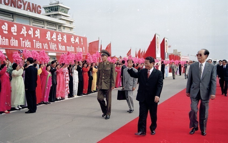 Ciudadanos de Pyongyang dan una cálida bienvenida al presidente Tran Duc Luong durante su visita oficial a la República Popular Democrática de Corea, en el Aeropuerto Internacional de Sunan, el 2 de mayo de 2002.
