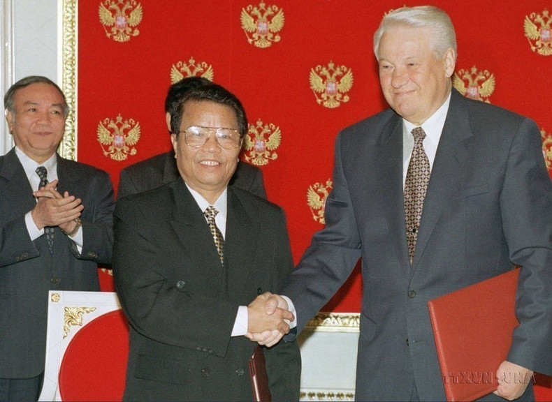 La visita del presidente Tran Duc Luong a Rusia en agosto de 1998 marca un hito en la cooperación bilateral. Por primera vez, el presidente ruso, Boris Yeltsin, afirma que Rusia consideraba a Vietnam un socio estratégico en el Sudeste Asiático.